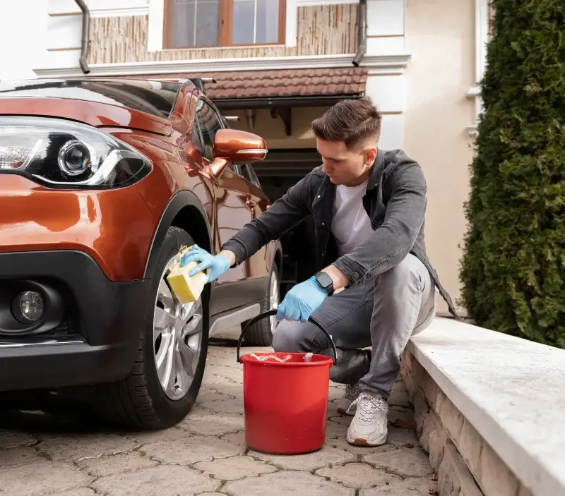 Lavage auto à domicile Eybouleuf : professionnel intervenant sur un véhicule